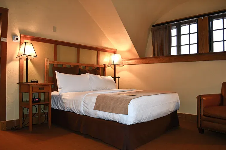 Omni Grove Park Inn bedroom; Courtesy of Dawn Damico/ Shutterstock