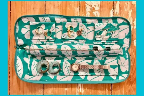 No Knot Necklace Carrier; Courtesy of Amazon