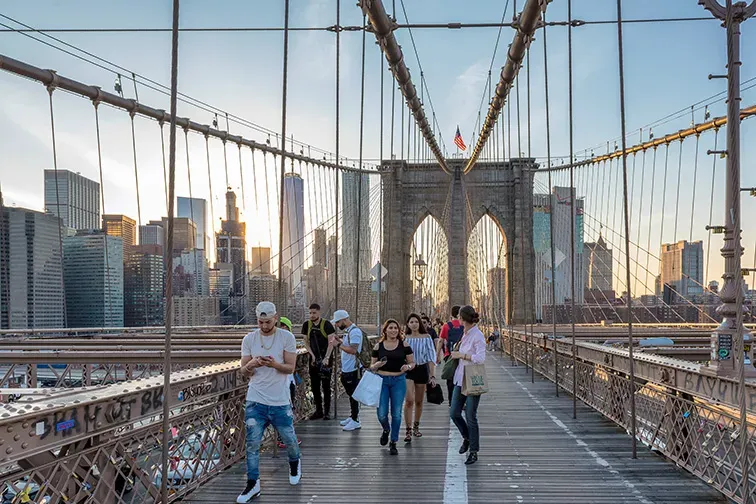 brooklyn bridge teens; Courtesy Lucky-photographer/Shutterstock