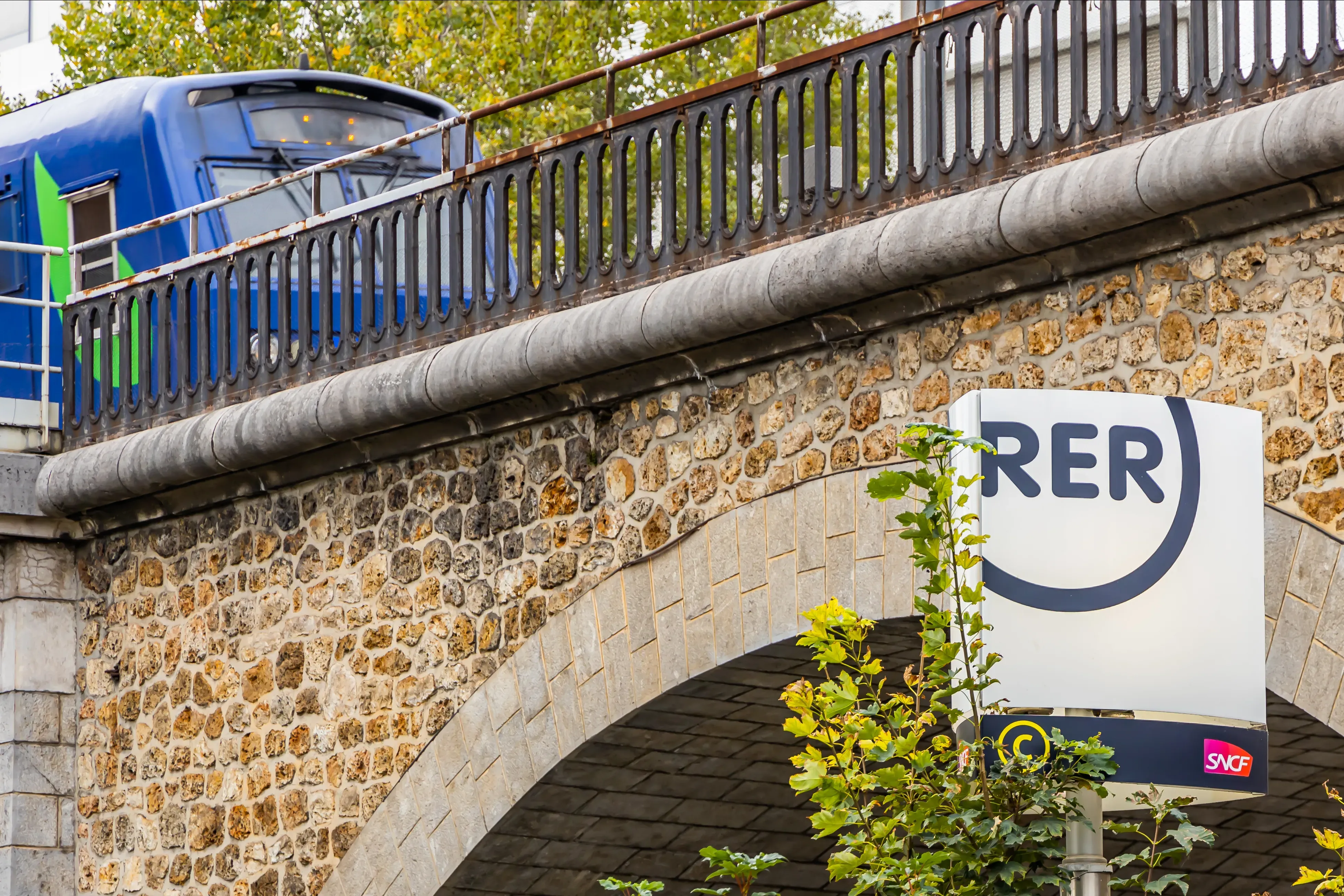 Private Airport Transfers in Paris: Skip the RER